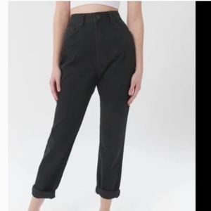 UO BDG High-Waisted Mom Jean Black Denim 25